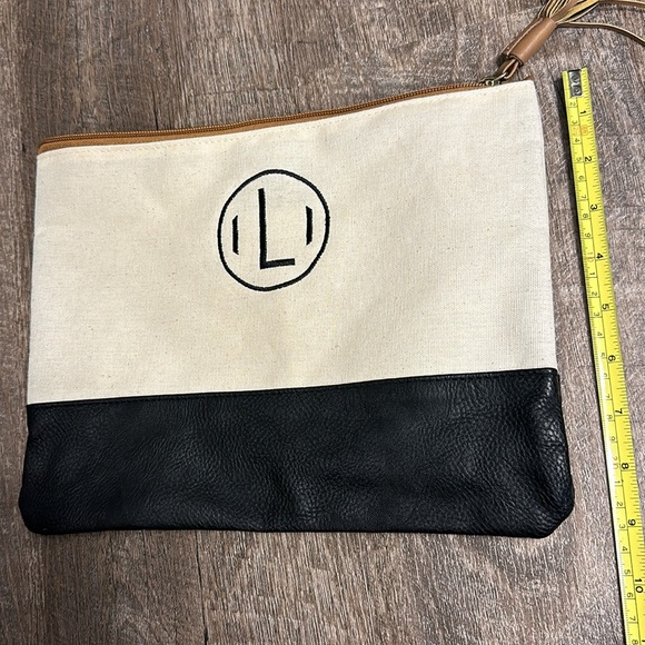 Monogram “L” clutch with dual linen top and faux leather bottom - Picture 5 of 5